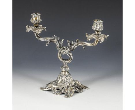 Silberleuchter im Rokoko-Stil. Wilhelm Ludwig, Hanau. 830/Firmenzeichen gepunzt. 1935-1972.             25 x 30 cm. Beschwert