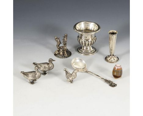 Konvolut Silber und Versilbertes: 4 Kleinteile und 3 Tiere. Meist gepunzt. 20. Jh.             H 4 - 13 cm.             2 Väs