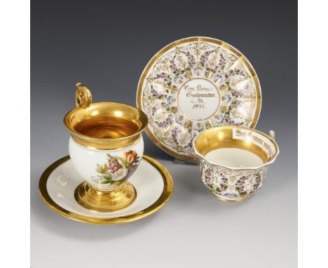 2 Biedermeier-Tassen mit Blumenmalerei.             Polychrom bemalt, goldstaffiert.             1x KPM BERLIN, 1837-1844: po
