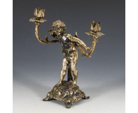 Figürlicher Jugendstil-Kerzenleuchter. Um 1900.             Zinn, Reste einer Versilberung. H 24 cm.             Auf Sockel  