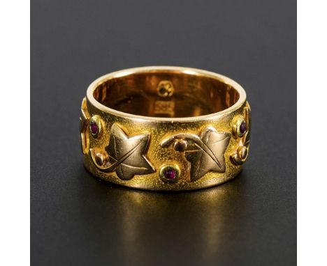 Bandring mit Reliefdekor.             Gelbgold 585 gestempelt. Punze ungedeutet. Ringgröße 57. 9,1 g.             Breiter Rei