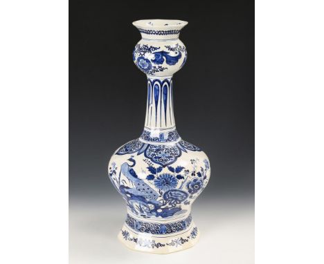 Große Delfter Fayence-Kürbisvase mit asiatisierendem Dekor. Pinselmarke. Nach 1900. Modell-Nr. 104.             Heller Scherb