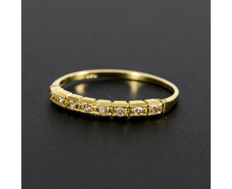 Bandring mit Diamanten.             Gelbgold 585, gestempelt. Ringgröße 62. 1,66 g.             Acht kleine, krappgefasste Di