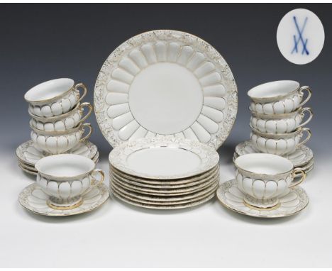 8er Satz Gedecke, Gebäckschale. Meissen. 1950er Jahre. Modell-Nr. K 279, K 280, X 37.             Höhe: 7 cm, ø 15-27 cm.    