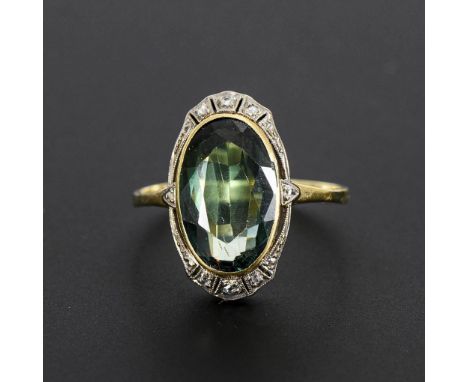 Art-déco-Ring mit Farbstein und Diamantrosen.             Gelbgold 585 gestempelt. Ringgröße 59. 4,0 g.             Zargengef