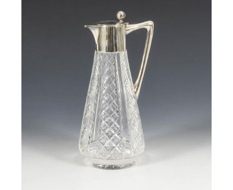 Karaffe mit Silbermontierung. Wilhelm Binder, Schwäbisch Gmünd. Halbmond/Krone/800/Firmenzeichen gepunzt. Um 1920-30.        
