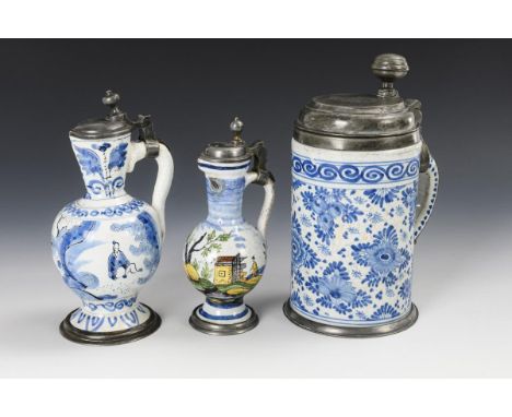 3 barocke Fayence-Krüge mit Zinnmontierung. Süddeutschland und Hanau. 2x gemarkt. 18. Jh.             Weiß glasiert, Bemalung