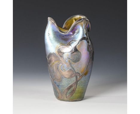 Kleine Jugendstil-Vase mit Silberoverlay. Lötz. Johann Loetz Witwe, Klostermühle, um 1905, Ritzziffern "218 x" und "62". Böhm