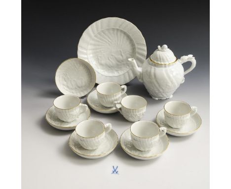 14 Porzellane mit Schwanenservicedekor. Meissen. Schwertermarke, Ende 20. Jh., 1. Wahl.             Weiß mit Goldstaffage.   