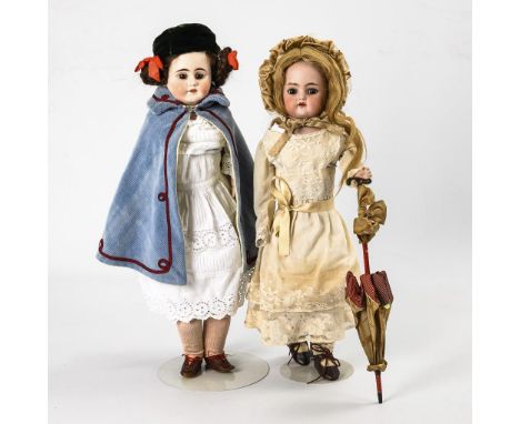 2 Brustkopf-Puppen. Beide gemarkt. Um 1894-1900.             Biskuitporzellan, Leder. L je ca. 50 cm.             Beide mit B