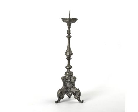 Altarleuchter im Barock-Stil. 19. Jh.             Zinn, Eisendorn. H 66 cm (ohne Dorn). 2,4 kg.             In Silberart gefe