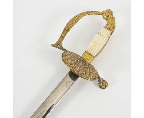 Beamtendegen mit Perlmuttgriff. Klinge gemarkt Eickhorn, Solingen.             Gesamt L 94 cm.             Gerade, eloxierte 