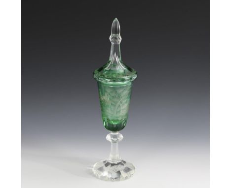 Jagdpokal. Um 1880. Böhmen.             Farbloses Glas mit grünem Überfang. H 40 cm.             Konische Kuppa mit Olivensch
