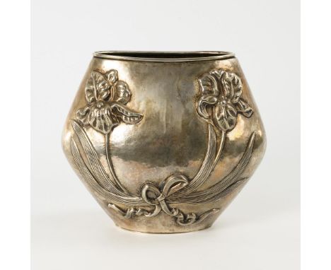 Große Vase in Jugendstil-Art. Gemarkt. 2. Hälfte 20. Jh.                     MARIOTTO,             Marilena    Messing, Treib