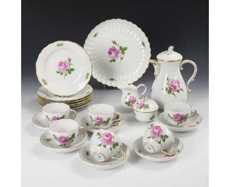 Kaffeeservice "Rote Rose". Meissen. Schwertermarke, 2. H. 20. Jh., 2 Schleifstriche.             Polychrom bemalt, goldstaffi