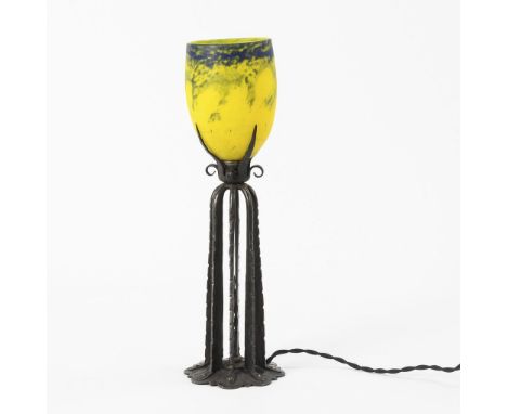 Zierliche französische Tischlampe mit gelbem Schirm. Ungemarkt. 1920/30er Jahre. Frankreich.             Schmiedeeisen geschw