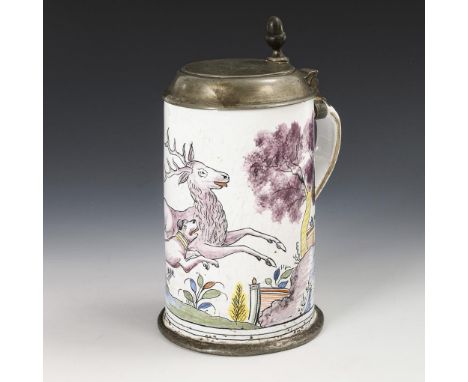 Barocker Fayence-Walzenkrug mit Jagdmotiv. Wohl Berlin. Pinselmarke Th B. Um 1800.             Weiß glasiert, farbige Scharff