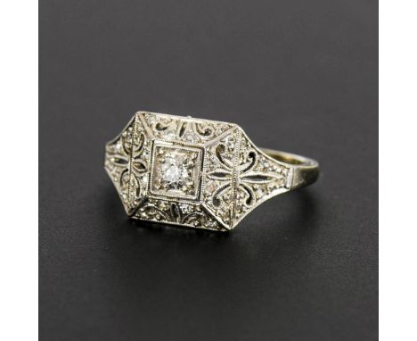 Art-déco-Ring mit Altschliff-Brillant und Diamantrosen.             Wohl Platin? ungestempelt. Auf Weißgold 20 kt geprüft. Ri
