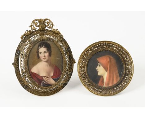 2 Miniaturen mit Damenbildnissen. Um 1900. Je bezeichnet.             Gouache je über Vordruck gemalt, verglaste Messingrahme