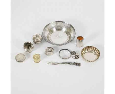 Konvolut 10 Kleinteile. 9x international gepunzt.             Silber, versilbertes Metall. Ø 3 - 14,5 cm. 300 g (ohne Lupe un