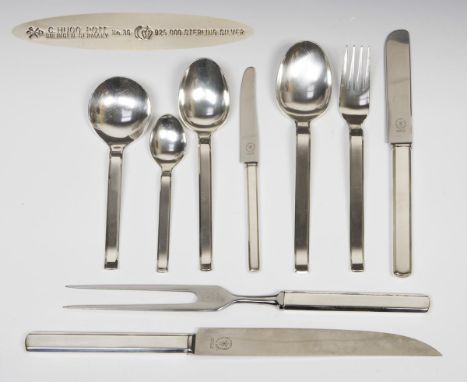 Design-Tafelbesteck. Carl Hugo Pott, Solingen.             925er Silber. Länge: 13-30,5 cm. 1960 Gramm (ohne Messer gewogen).