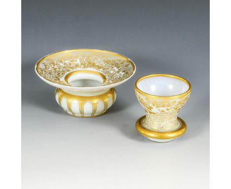 Biedermeier-Becher und -Spucknapf. Um 1840/50.             Opalglas, Goldstaffage. Schale (H 6,5 cm), Becher (H 7,5 cm).     