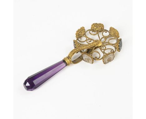 Petschaft mit Rollrad. 19. Jh.             Messing, violettes Glas, Achate und Heliotrope als Intaglio-Siegel. L 12,5 cm, Ø 5