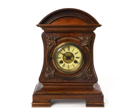             Jugendstil-Tischuhr. Junghans. Um 1900. Gemarktes Werk mit Halbstundenschlag auf Rundgong. Läuft nicht. Elfenbein