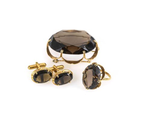 Große Brosche/Anhänger, Ring und Manschettenknopfpaar mit Rauchquarzen, im Etui.             Roségold 14 k gestempelt. Rauchq