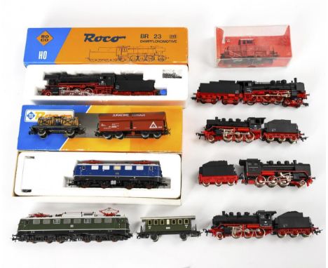 Eisenbahn-Konvolut, Spur H0. Fleischmann und Roco.             Metall und Kunststoff. L 10 – 25 cm.             8 Lokomotiven