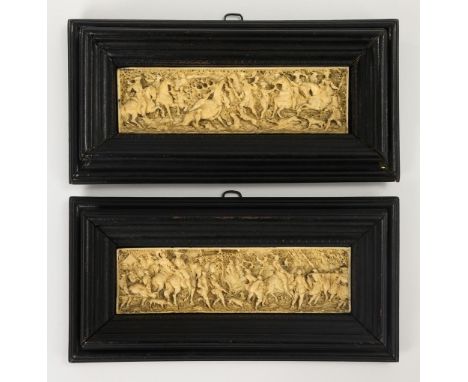 Pendants Elfenbeinreliefs mit Jagdmotiven. 19. Jh.             Afrikanisches Elfenbein, ebonisiertes Holz. 5 x 18,5 bzw. 5 x 