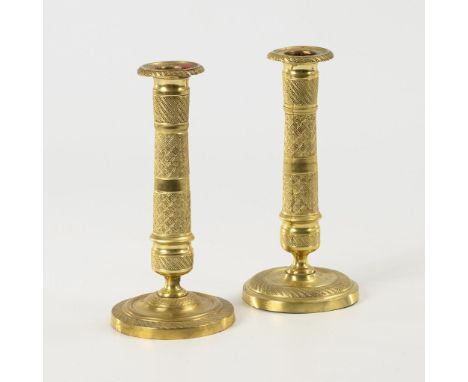 Paar Biedermeier-Kerzenleuchter. Um 1840.             Bronze. H 18 cm.             Sehr fein umlaufend ornamental verzierte B