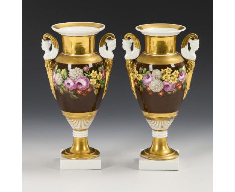 Paar Amphorenvasen mit Blumenmalerei. Ungemarkt, vermutlich russisch, 1. H. 19. Jh.Polychrom bemalt, goldstaffiert. H 28 cm. 