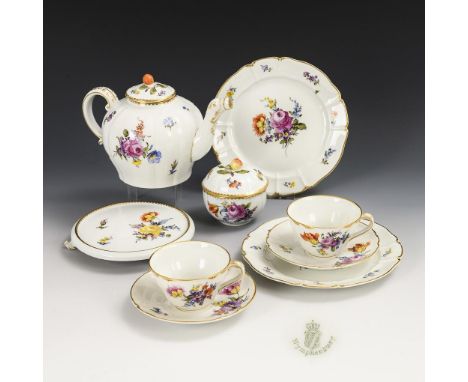 9 Teile eines Teeservice  mit Blumenmalerei. Nymphenburg. Prägemarke und Stempelmarke, 2. H. 20. Jh.             Polychrom be
