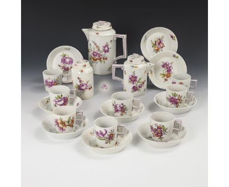 Empire-Kaffeeservice mit Blumenmalerei. Blaumarke "R", Gotha oder Aelteste Volkstedter, um 1800. Unter dem Kännchenhenkel sig