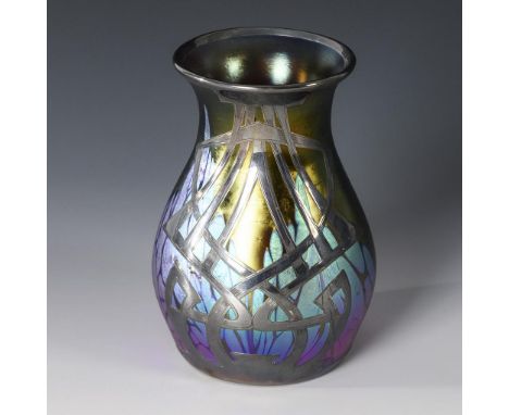 Jugendstil-Vase mit Silberoverlay. Lötz. Johann Loetz Witwe, Klostermühle, 1902.Farbloses Glas mit silbergelben Kröselaufschm