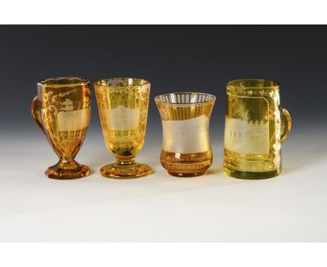 4 Ansichtengläser. 2. H. 19. Jh.             Farbloses, gelb gebeiztes Glas. H 10,5-12,5 cm.             1 Krug, 1 Henkelbech