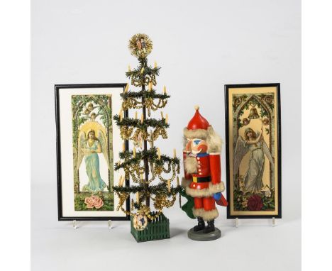 Geschmücktes Weihnachtsbäumchen, Nussknacker und 2 gerahmte Oblaten.    Christbaum mit Papiernadeln, Watteschmuck, goldenen K