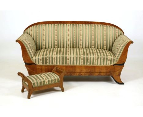 Biedermeier-Polstersofa und Fußbank. Um 1840.             Kirsche, furniert, teils ebonisiert. Sofa 95 x 185 x 67 cm, Fußbank