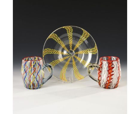 2 Thüringer Fadenglasbierkrüge und 1 -teller. Lauscha. 20. Jh.             Farbloses Glas mit eingeschmolzenen Spiralfäden au