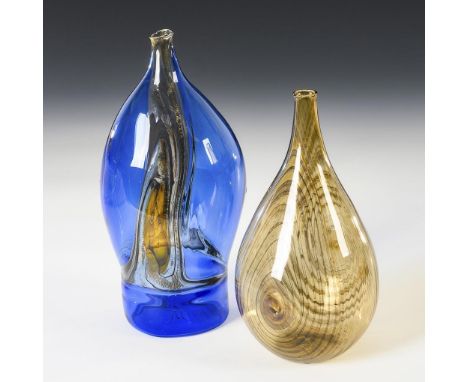 2 Künstlerglasflaschen. Lauscha. Ab 1973 - Anfang 21. Jh. Signiert "HK".                     KOCH,             Hubert (1932 L