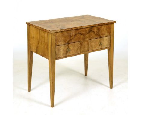 Biedermeier-Damentischchen.             Nussbaum, furniert. 79 x 87 x 50 cm.             2-schübiger Korpus mit aufklappbarer