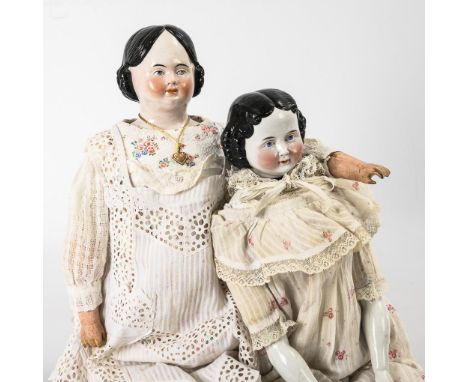 2 Puppendamen mit glasierten Brustköpfen. Ungemarkt. Um 1880.Porzellan, Stoff. L 64/66 cm. Köpfe mit gemalten blauen Augen un