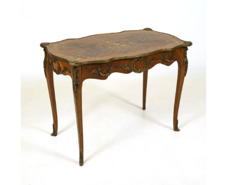 Schreibtisch im Stil des Dresdener Barock. Ende 19. Jh.             Nussbaum und andere Hölzer, furniert. 75,5 x 98,5 x 55 cm