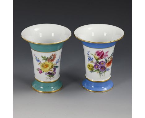 2 Vasen mit Blumenmalerei. Meissen. Schwertermarke mit Punkt, Pfeiffer-Zeit, 1924-1934, 1. Wahl.             Polychrom bemalt