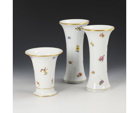 2 Flötenvasen und 1 Kratervase mit Streublümchenmalerei. Meissen. Knaufschwerter, ab 1850-1924 und Schwertermarke mit Punkt, 