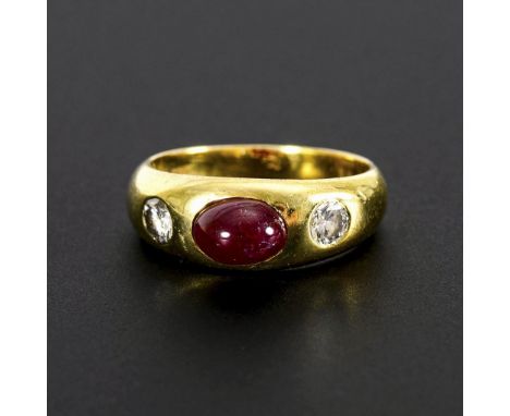 Klassischer Bandring mit Rubin und Brillanten.             Gelbgold 585, gestempelt. Ringgröße 55,5. 5,68 g.             Brei