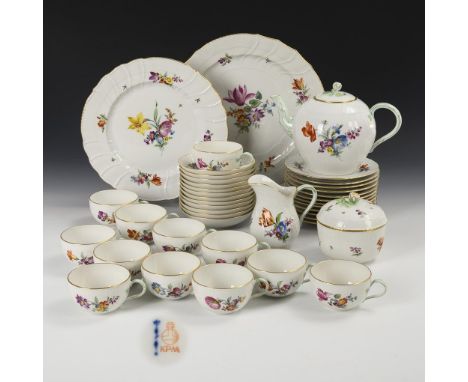 Teeservice mit Blumenmalerei. KPM Berlin. Zeptermarke und roter Reichsapfel , 2. H. 20. Jh.             Polychrom bemalt, gol