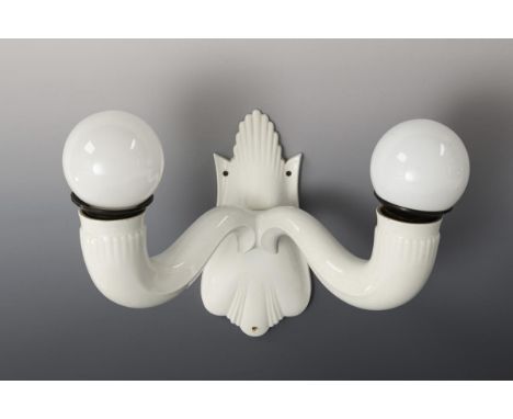 Art-déco-Wandlampe. Meissen. Schwertermarke, 1934-1945, 1 Schleifstrich. Ritzziffer "267/68".             Weiß. L 23 cm.     