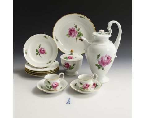 12 Teile eines Kaffeeservice "Rote Rose". Meissen. Knaufschwerter, ab 1850-1924 und Schwertermarke mit Punkt, Pfeiffer-Zeit, 